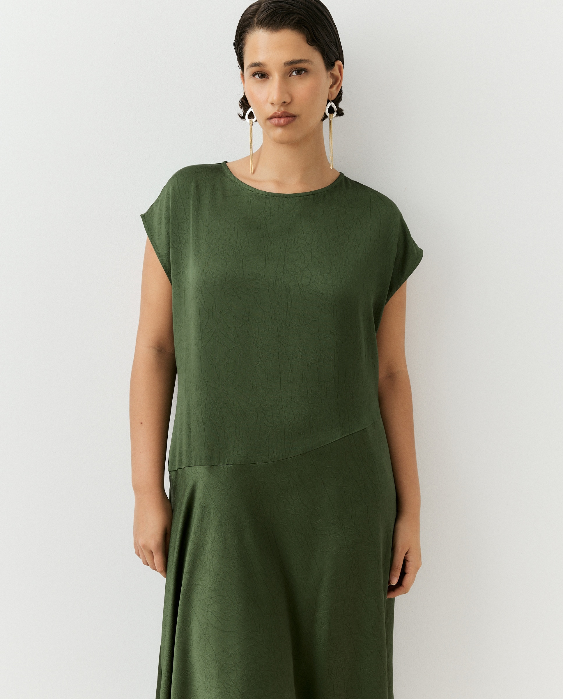 Vestido sin mangas de satén crinkle - Couchel - Verde Verde-2