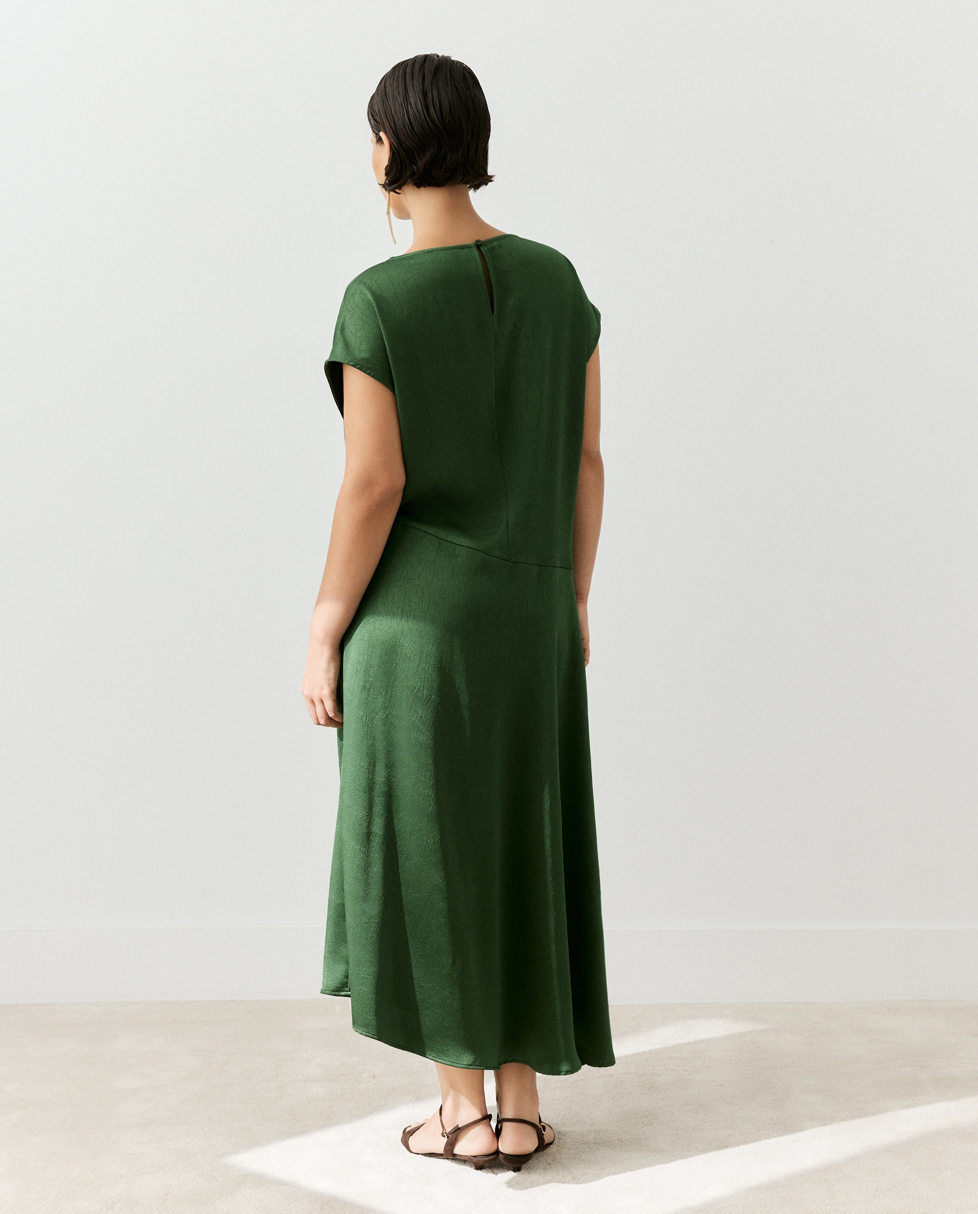 Vestido sin mangas de satén crinkle - Couchel - Verde Verde-3