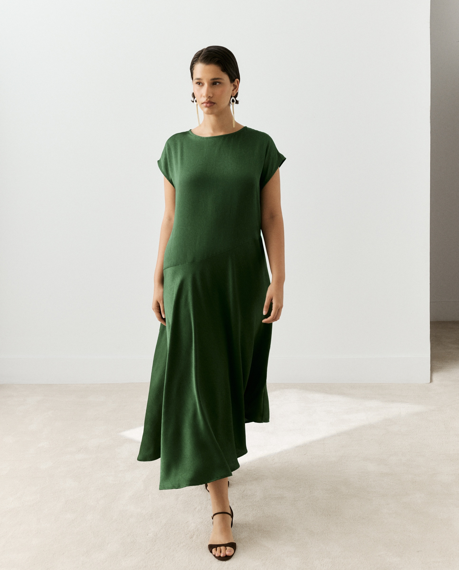 Vestido sin mangas de satén crinkle - Couchel - Verde Verde-1