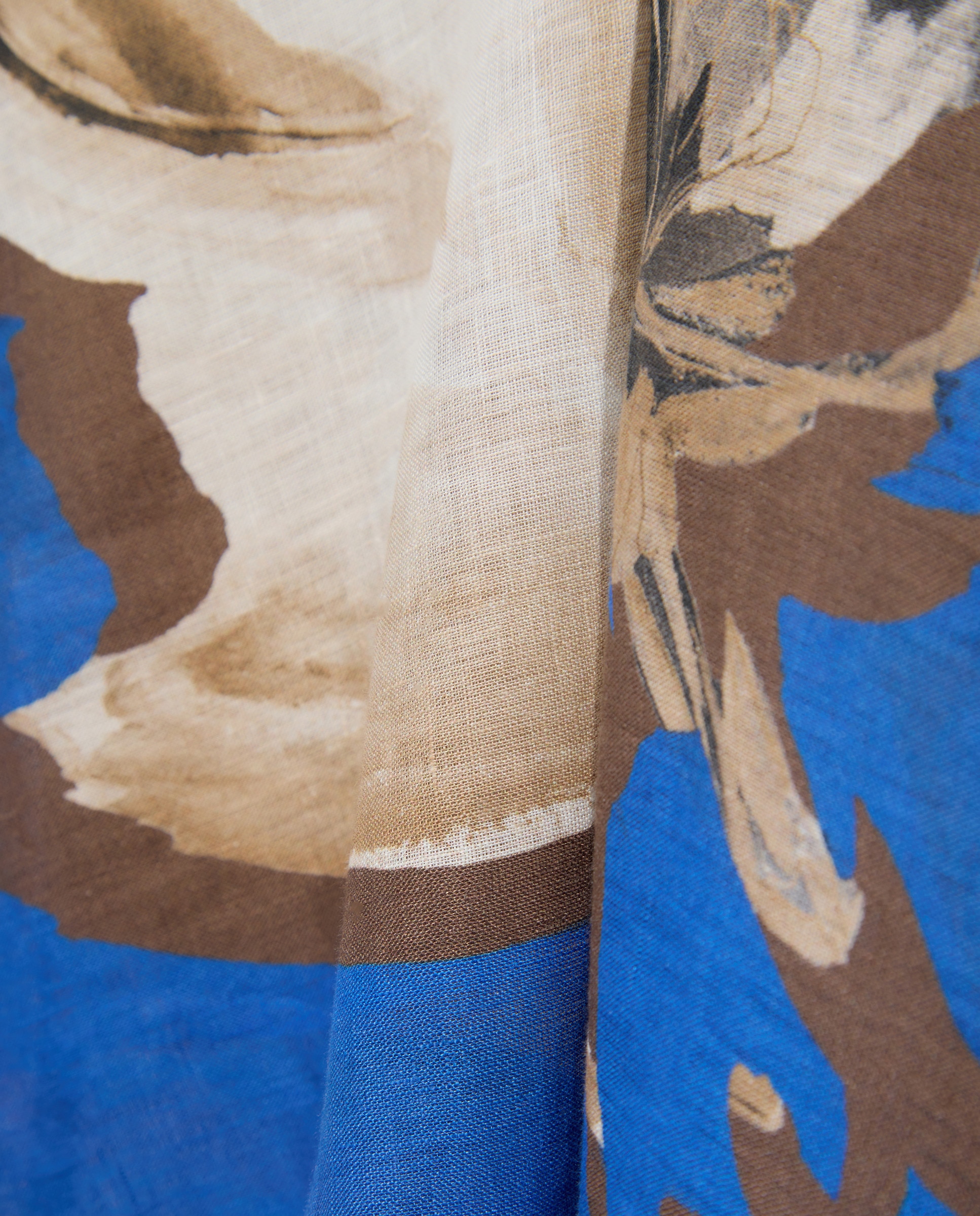 Blusa com Decote em Bico e Estampado Floral Azul-2