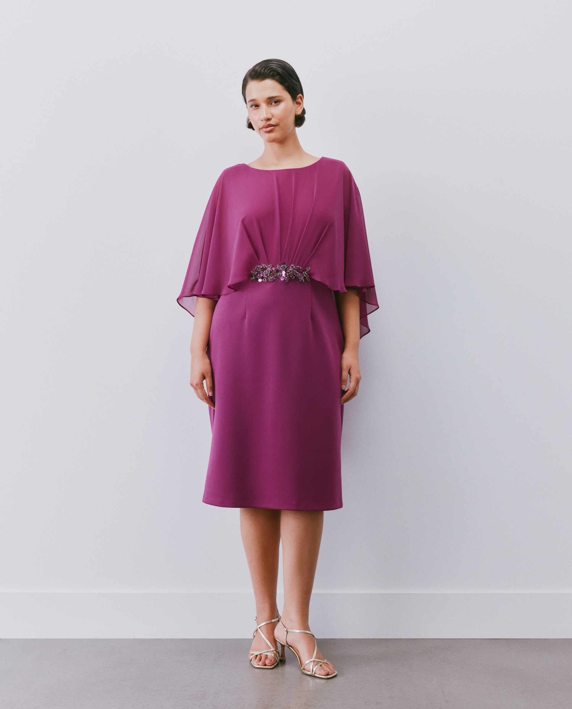 Vestido Curto Elástico com Capa e Pregadeira na Cintura Buganvília-4