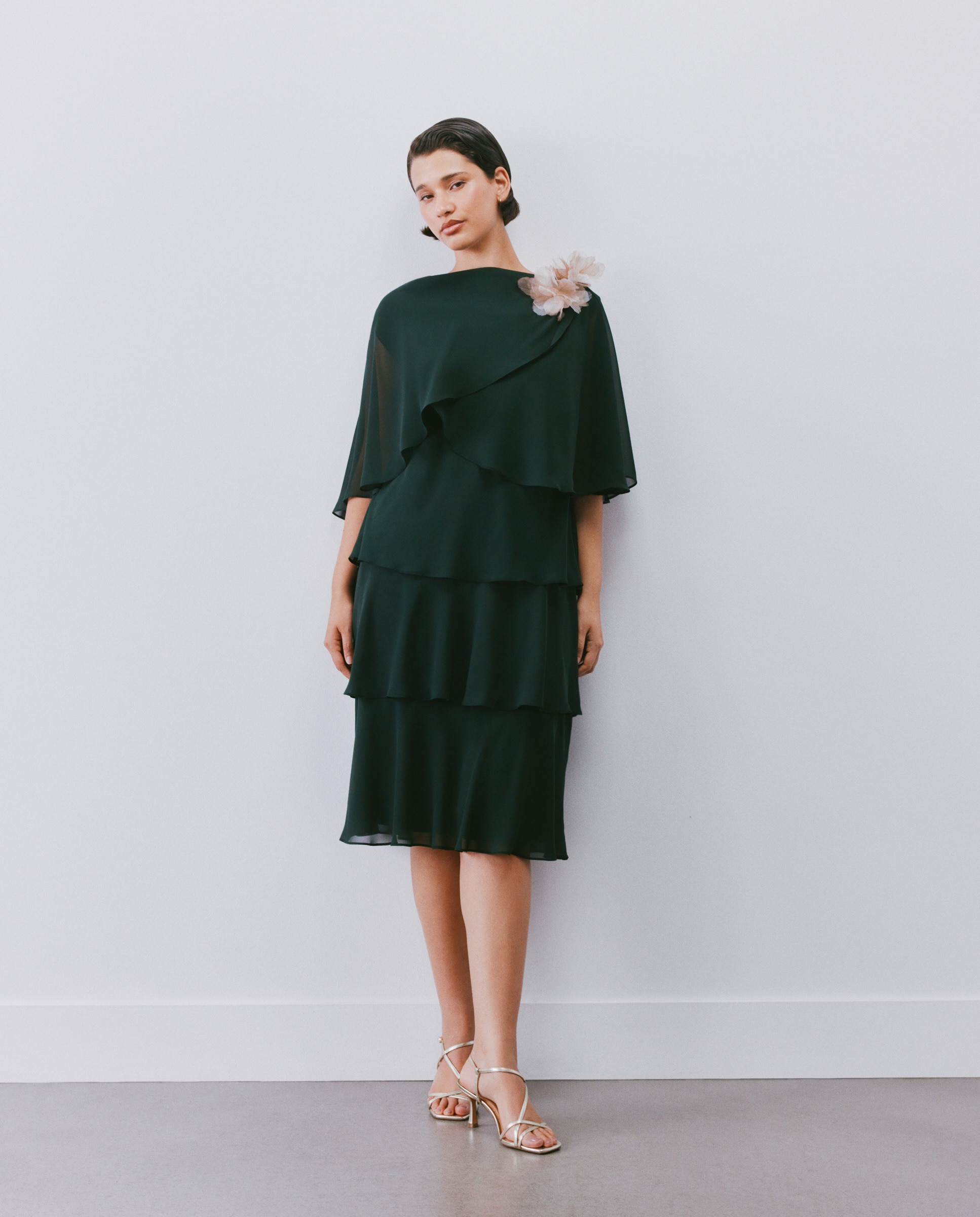 Vestido Curto Multicamadas sem Mangas e com Capelina Estampada 530 Verde Escuro-5