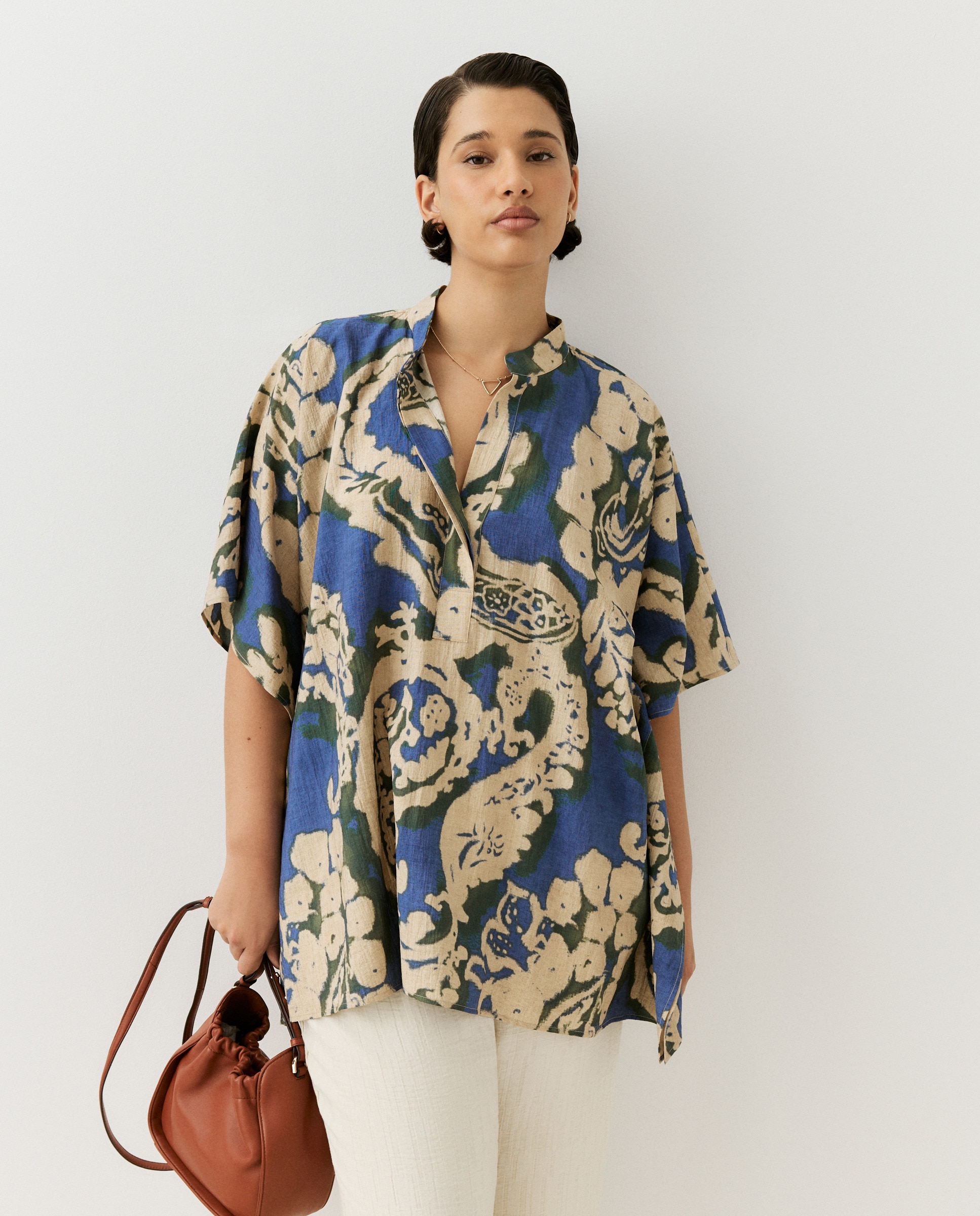 Imagem 0 de Blusa de mulher com gola à padre