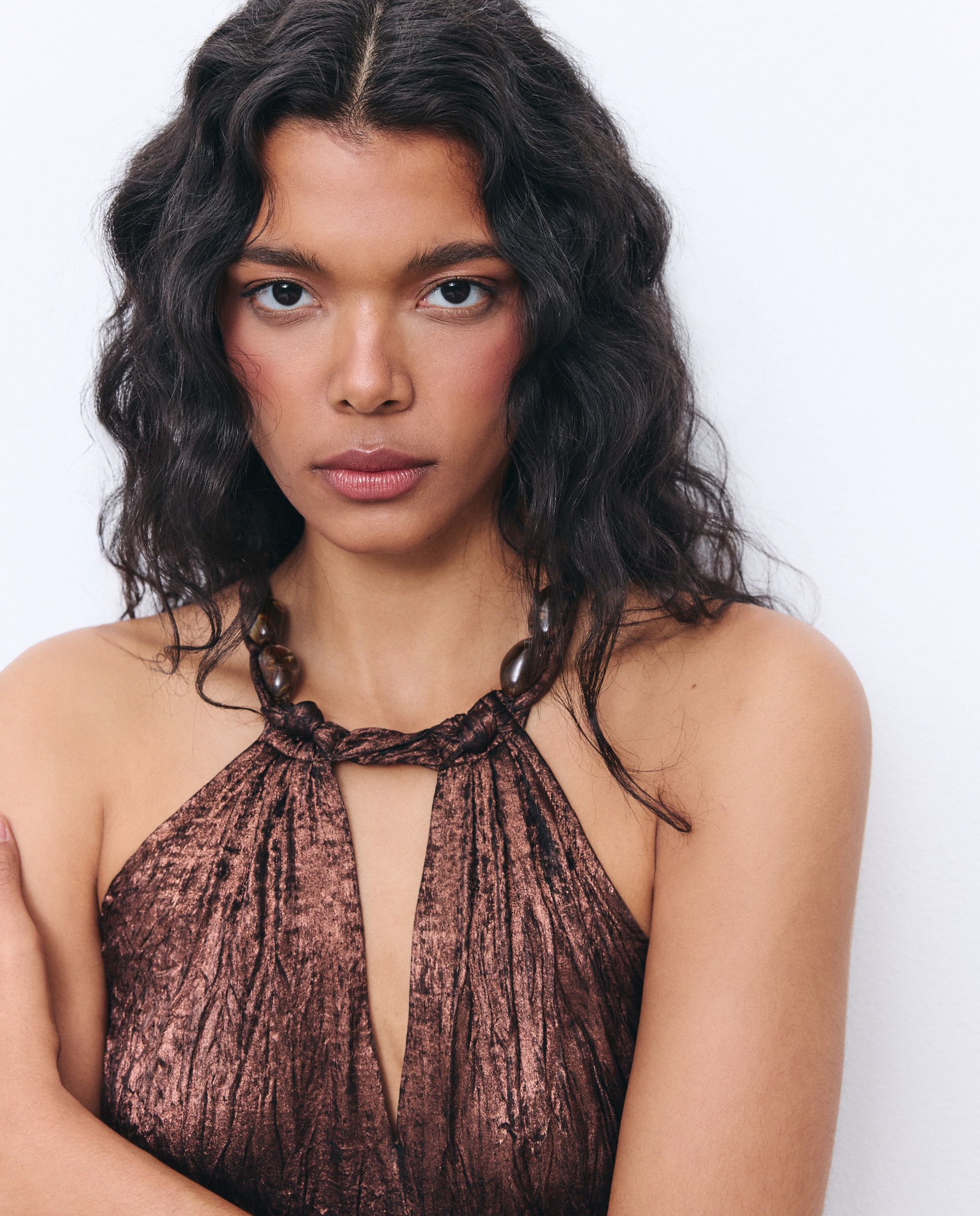 Vestido sem Mangas Halter com Detalhe de Nó e Pedraria Castanho-3