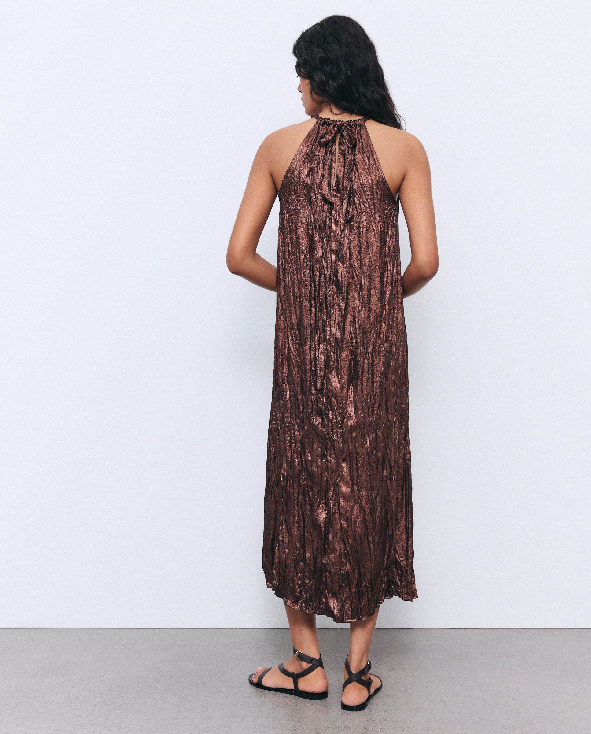 Vestido sem Mangas Halter com Detalhe de Nó e Pedraria Castanho-4