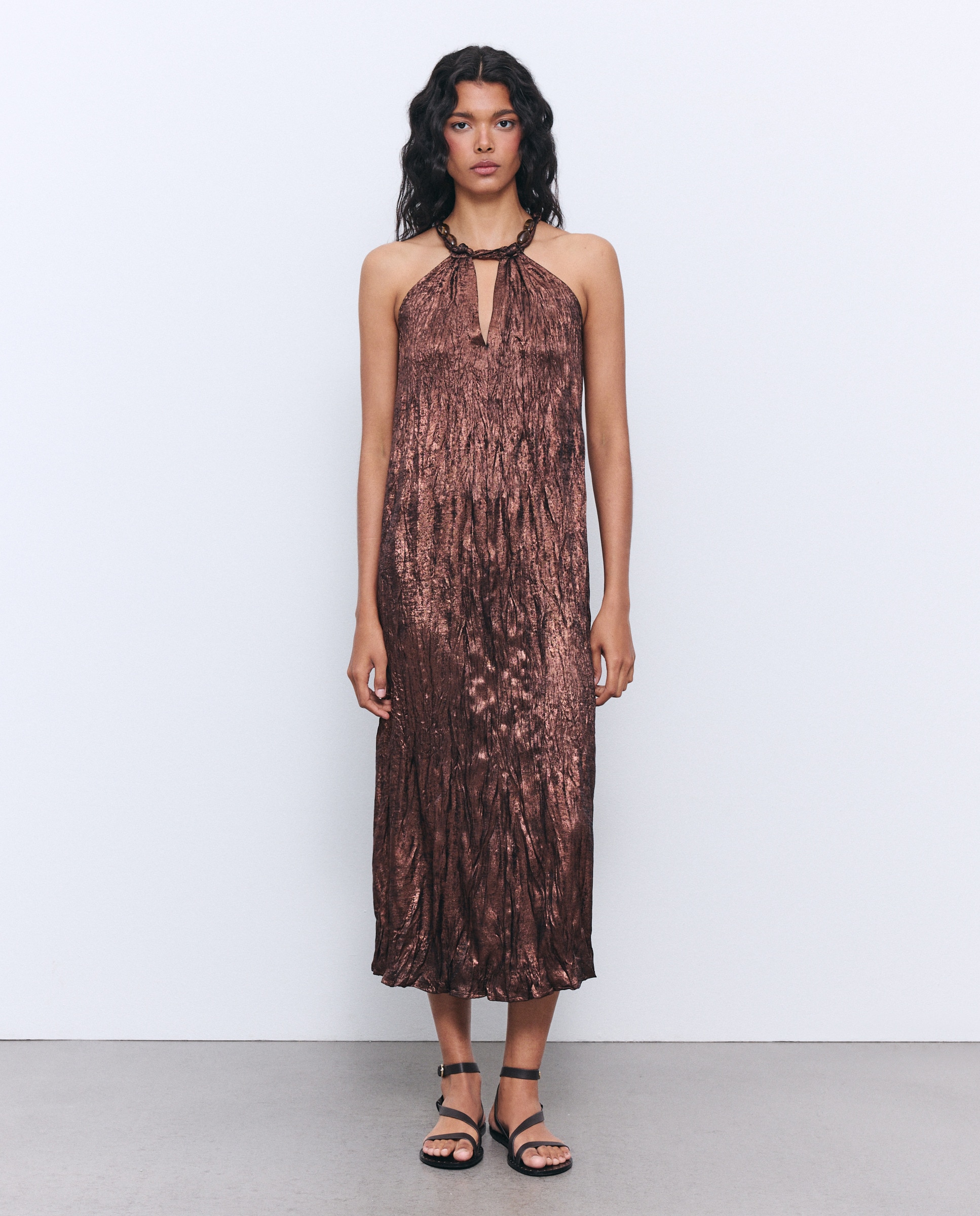 Vestido sem Mangas Halter com Detalhe de Nó e Pedraria Castanho-2