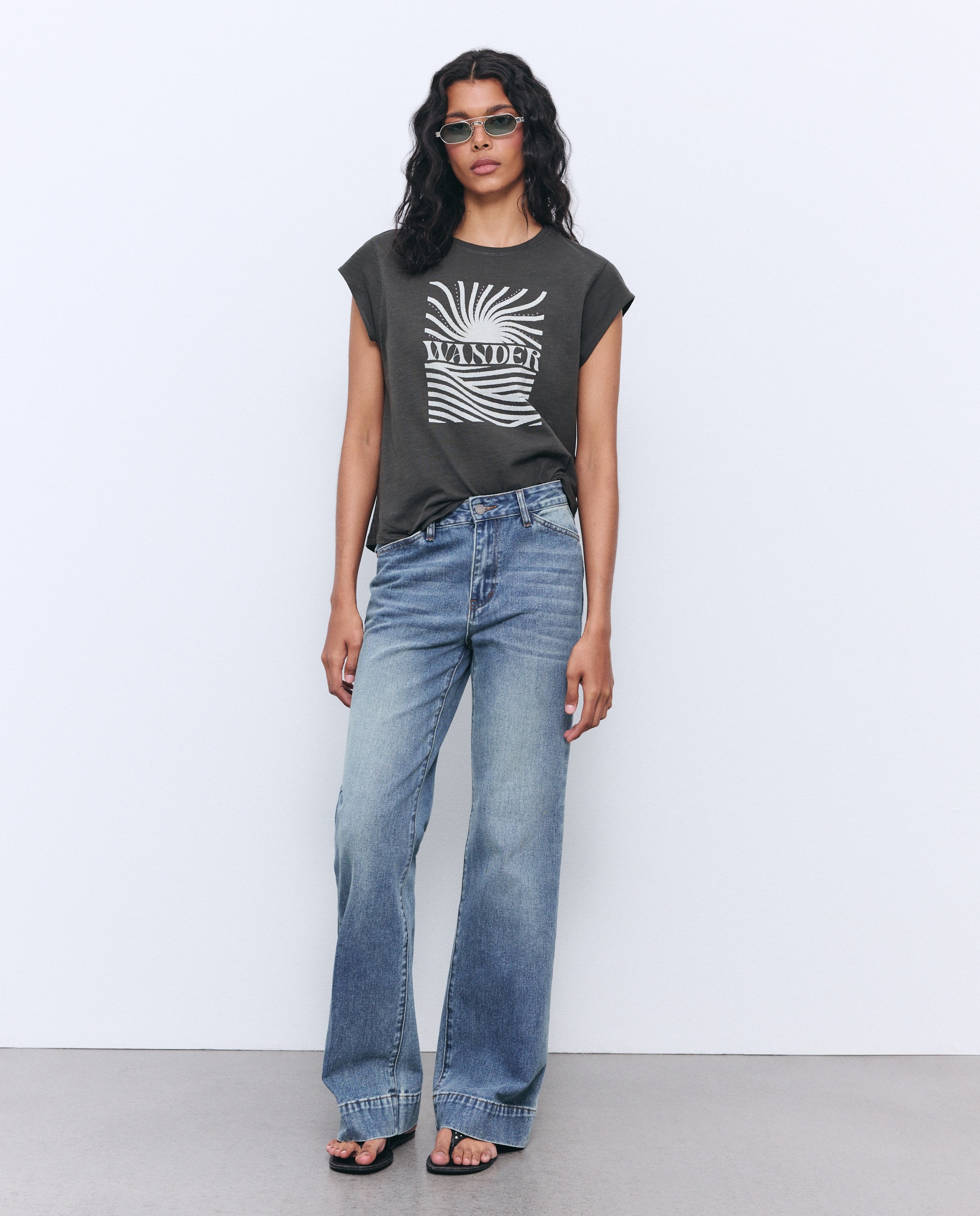 T-shirt de Manga Curta Estampada com Strass Preto-2