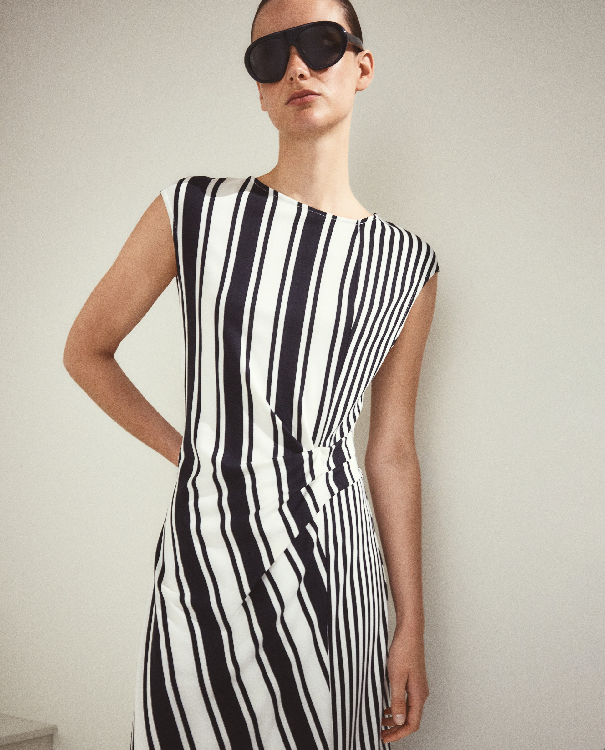 Vestido Drapeado Circular Preto-4