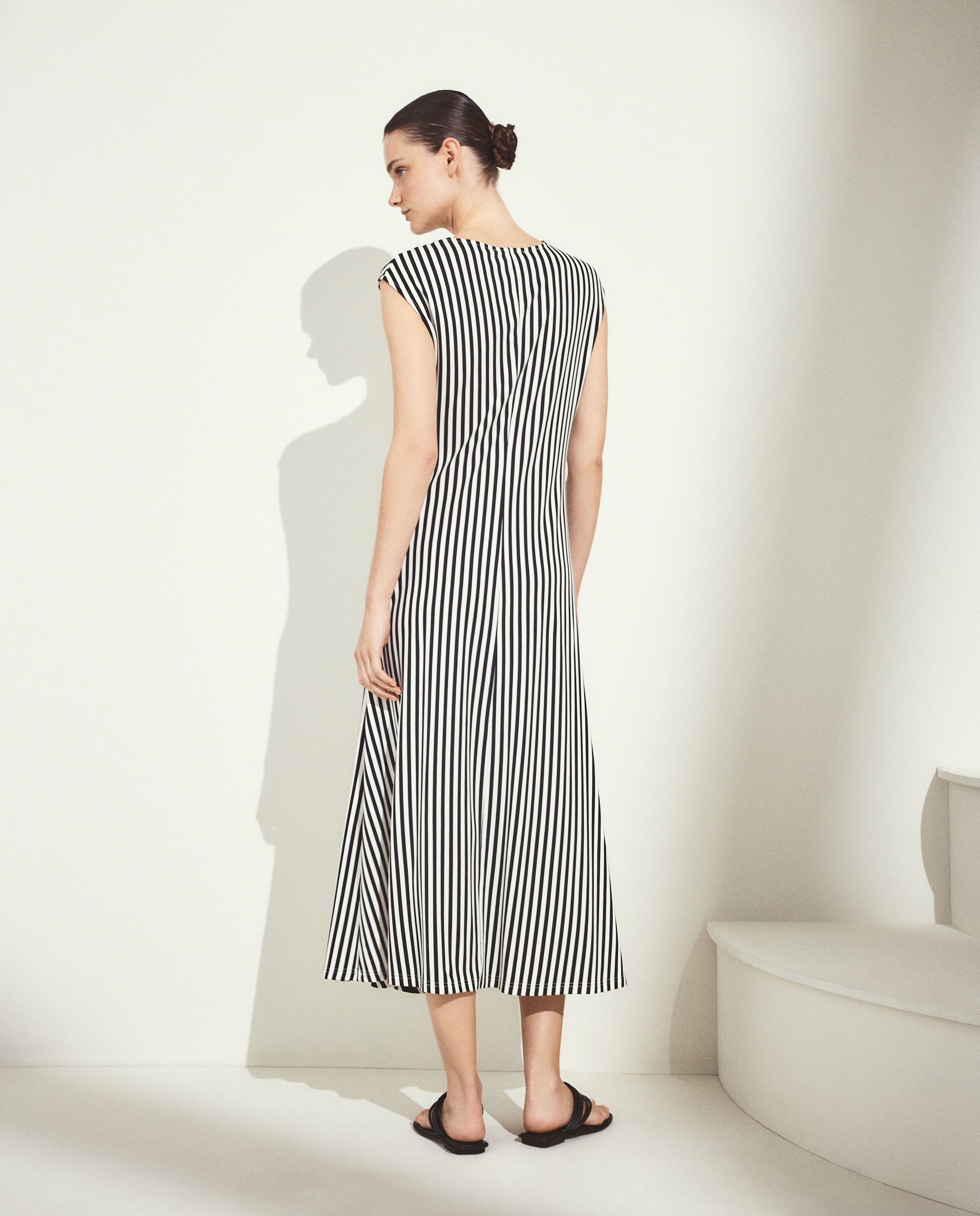 Vestido Drapeado Circular Preto-3