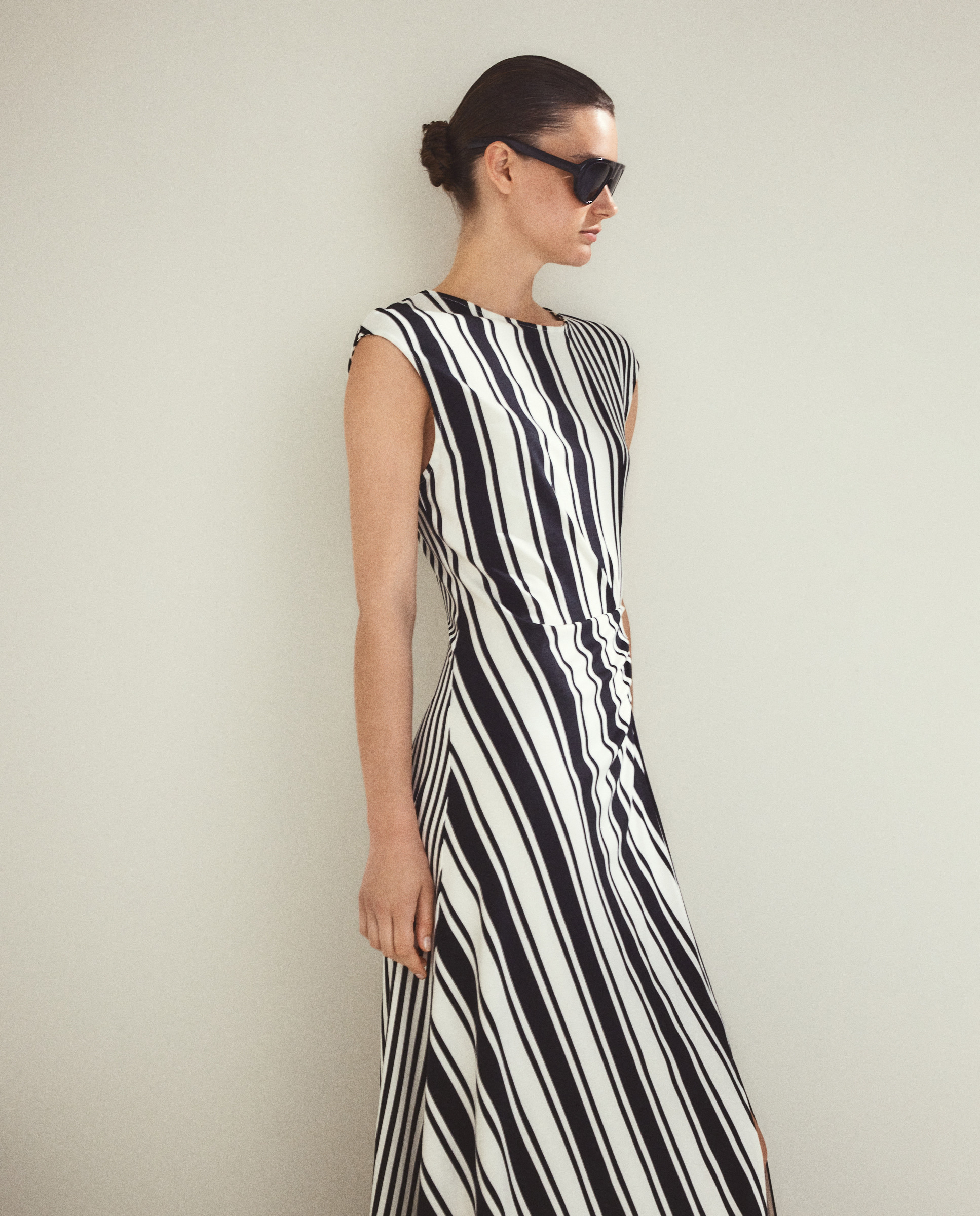 Vestido Drapeado Circular Preto-2