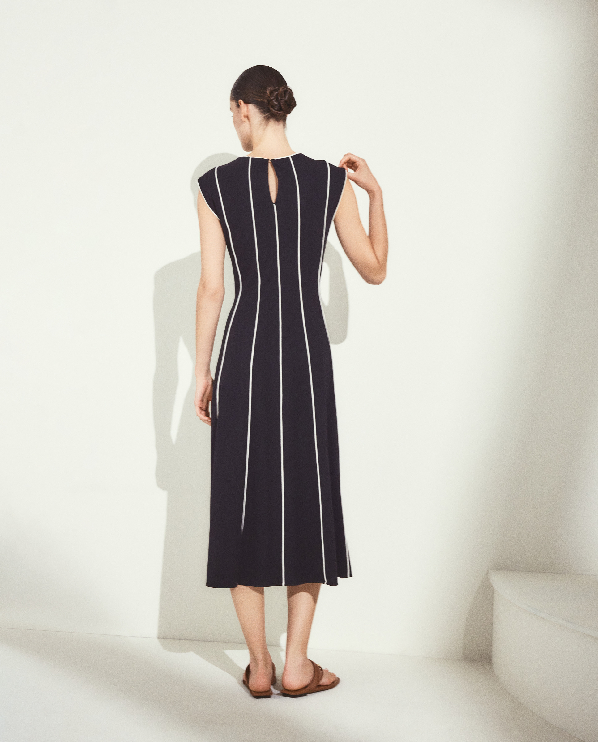 Vestido midi sem mangas Preto-4