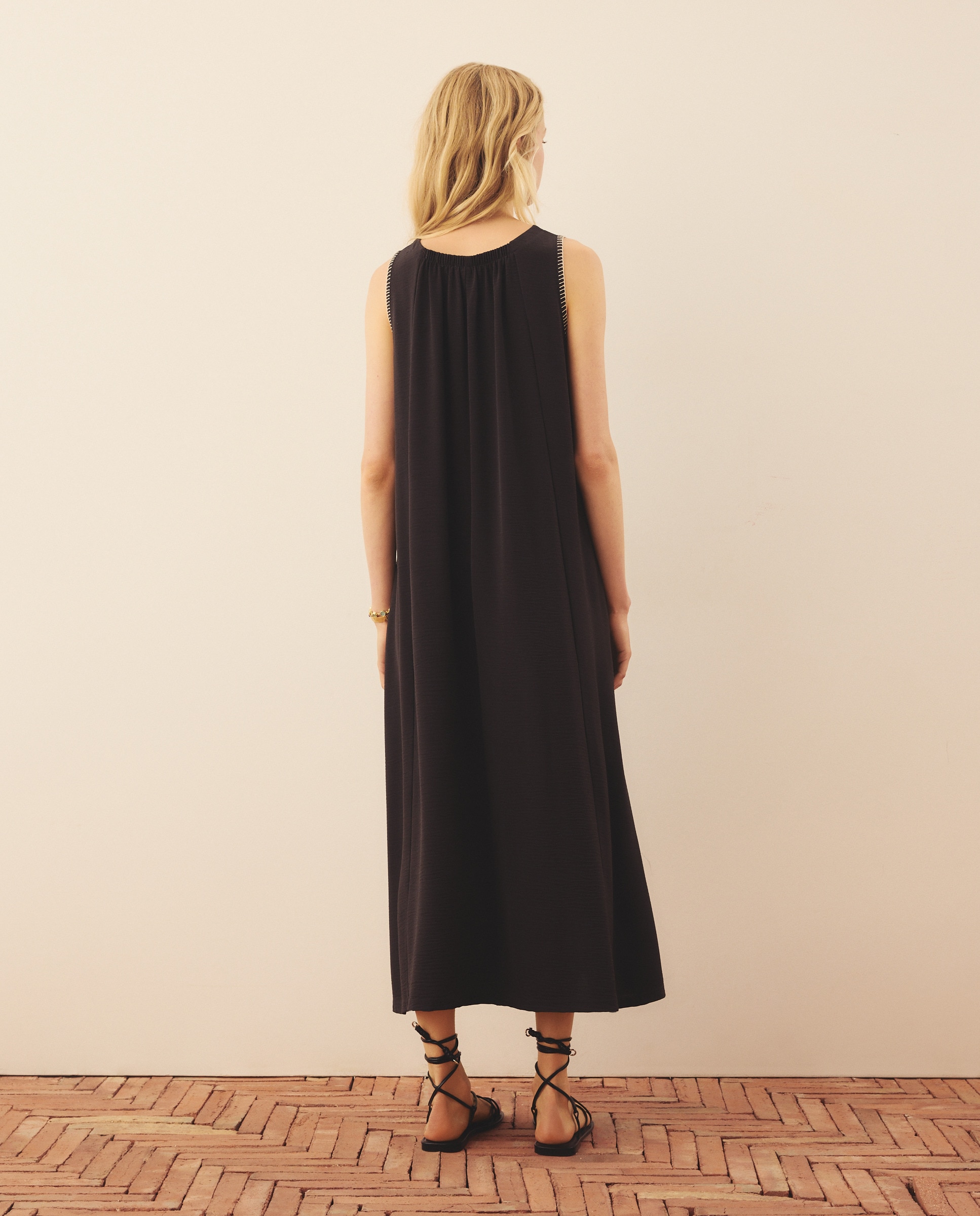 Vestido Midi de Malha sem Mangas Chumbo-3