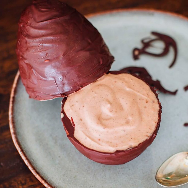 Ovo de Chocolate Recheado com Iogurte de Arroz e Maçã