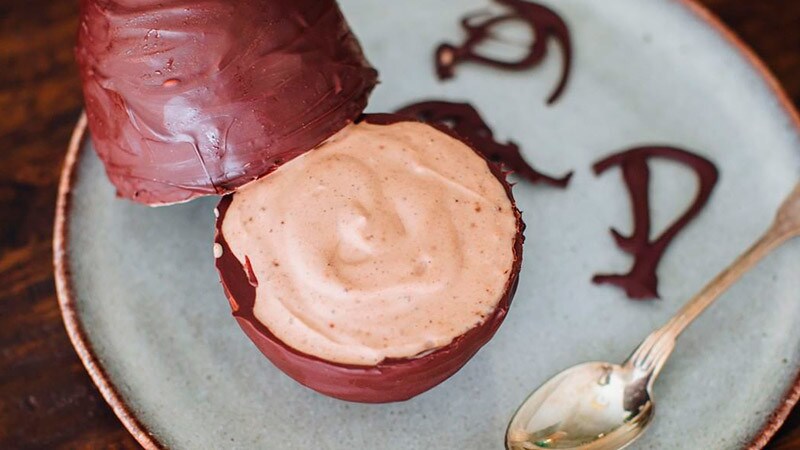 Ovo de Chocolate Recheado com Iogurte de Arroz e Maçã