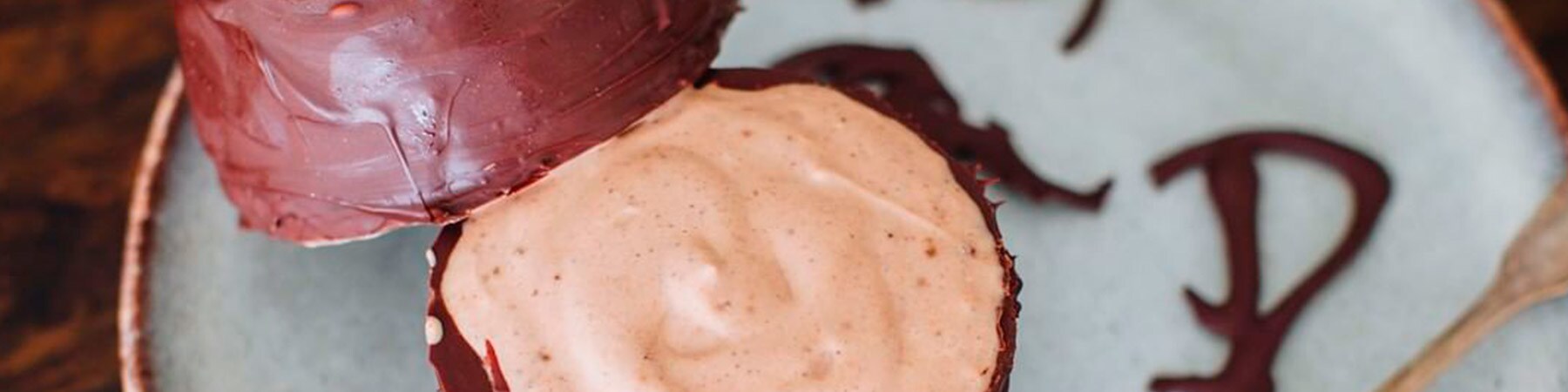 Ovo de Chocolate Recheado com Iogurte de Arroz e Maçã