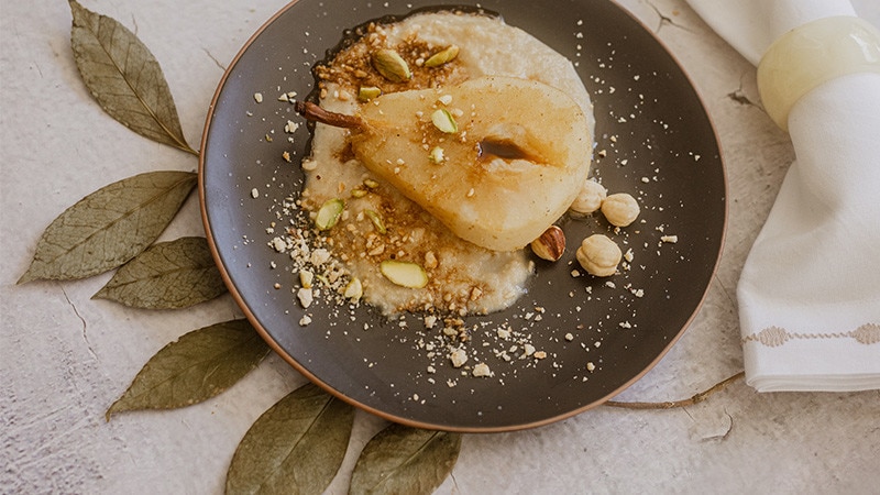 Peras Assadas com Creme de Caju e Cardamomo