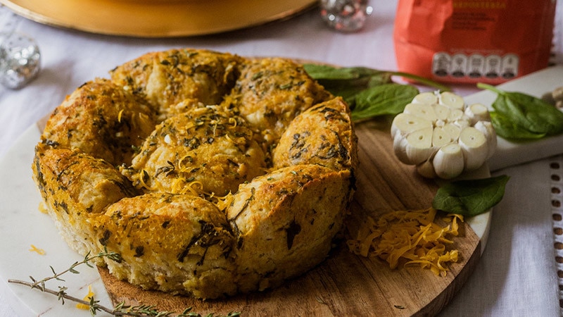 Pão Desmontado com Queijo Cheddar, Mostarda e Espinafres