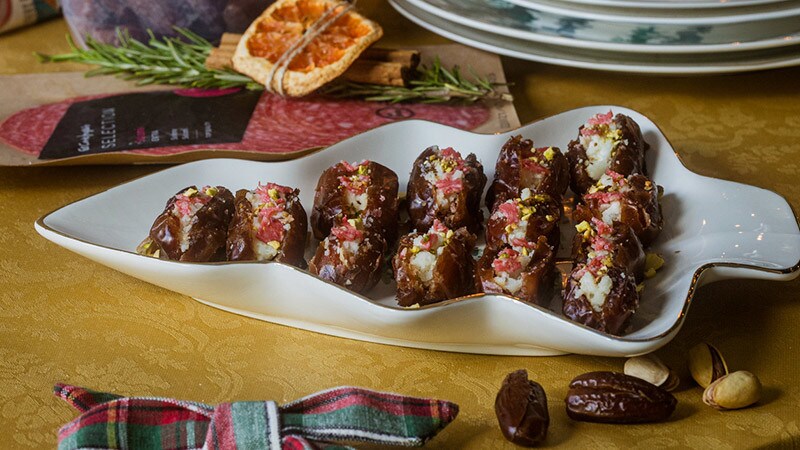 Tâmaras Recheadas com Salame e Queijo de Cabra Guarnecidas com Pistacho