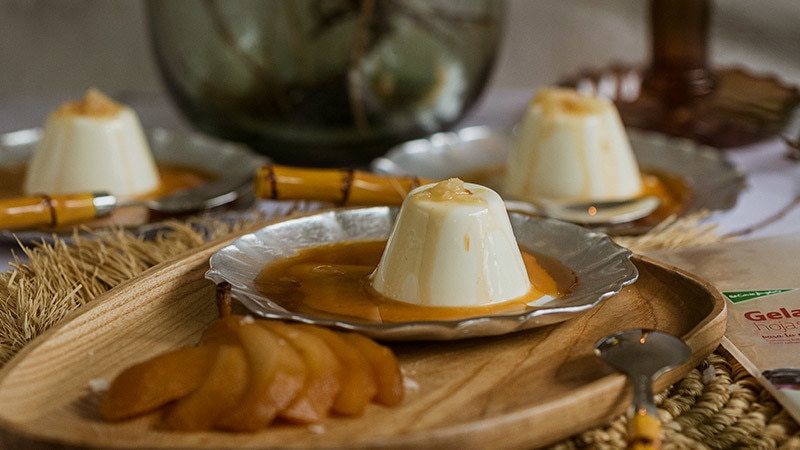 Panna Cotta de Peras Escalfadas e Toffee Crunch de Amêndoas
