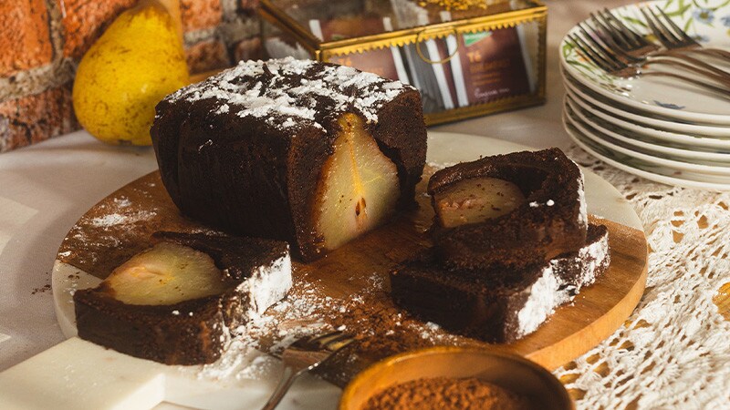 Bolo de Cacau e Peras Escaldadas em Chá