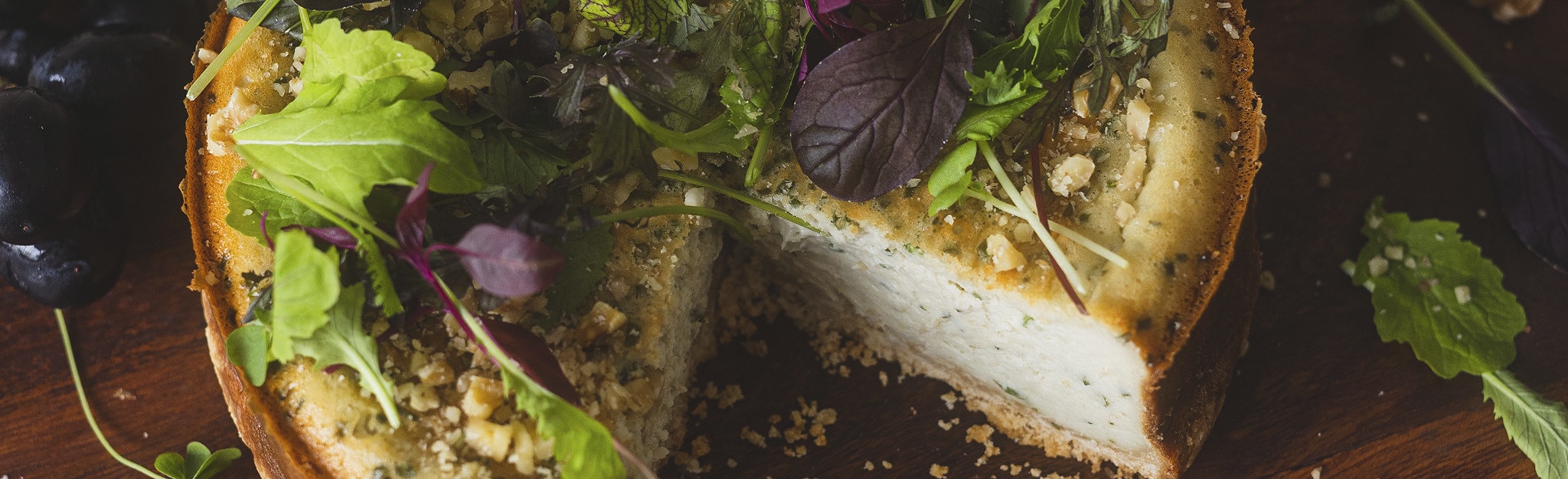 Cheesecake salgado de queijo azul com nozes