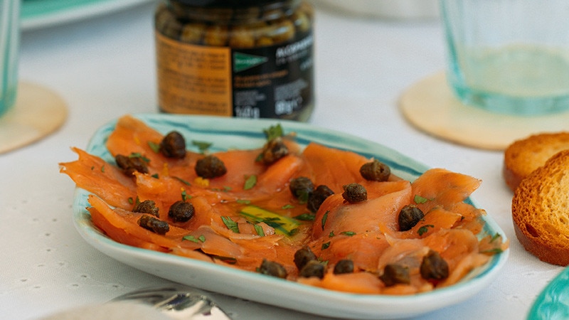 Carpaccio de Salmão Defumado com Alcaparras Crocantes