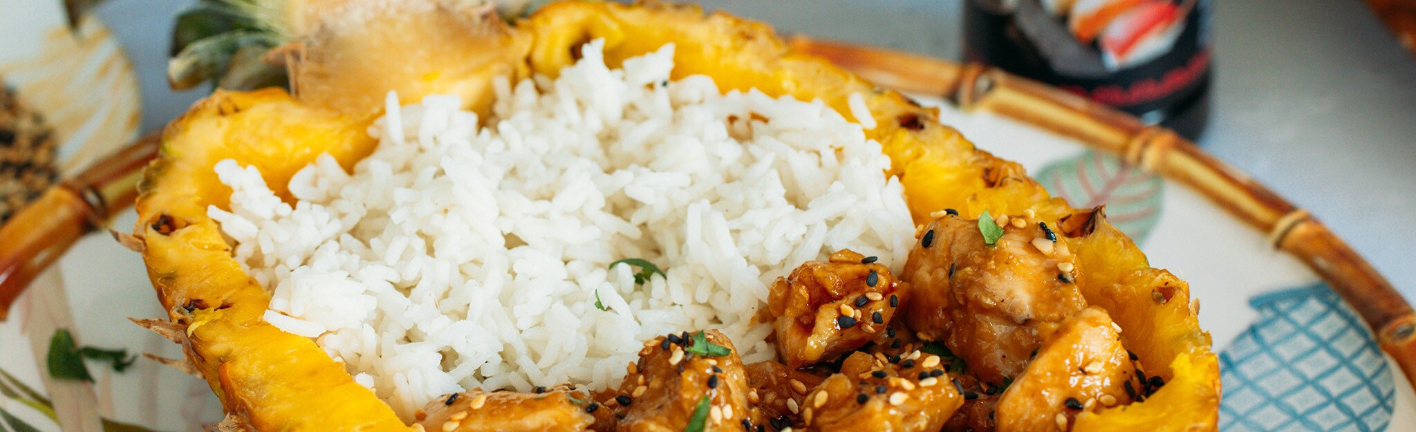 Bowls de Abacaxi com Frango Teriyaki