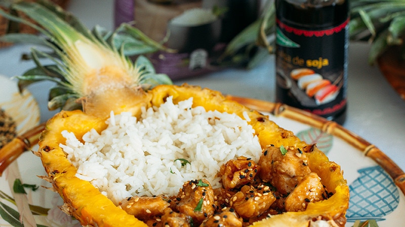 Bowls de Abacaxi com Frango Teriyaki