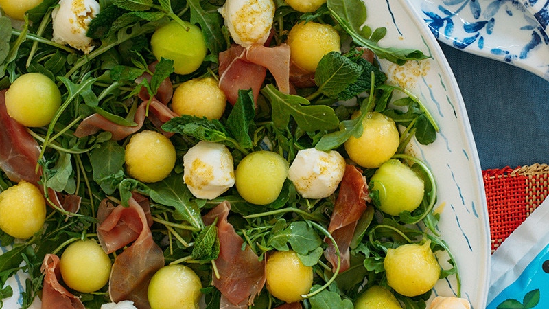 Salada Caprese com Fruta, Presunto e Vinagrete de Manjericão e Hortelã