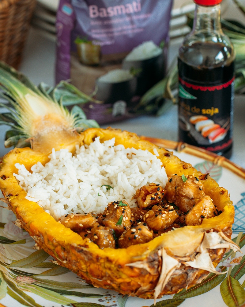 Bowls de Abacaxi com Frango Teriyaki