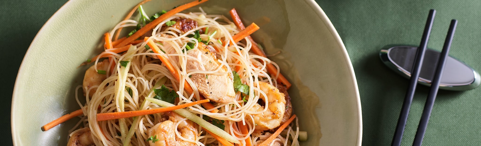 Salada Vietnamita de Frango e Gambas