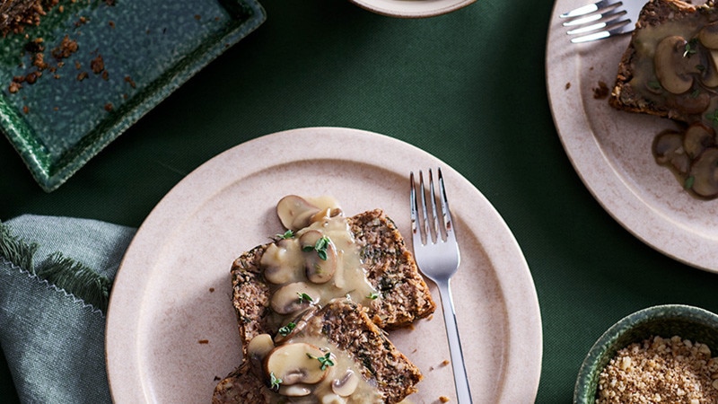 Loaf Vegan de Lentilhas e Frutos Secos com Molho de Cogumelos