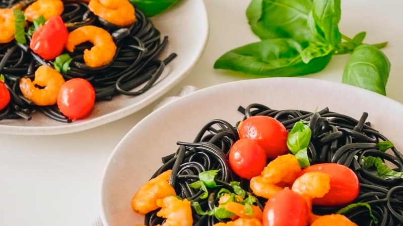 Massa Preta com Camarão e Tomate Cereja