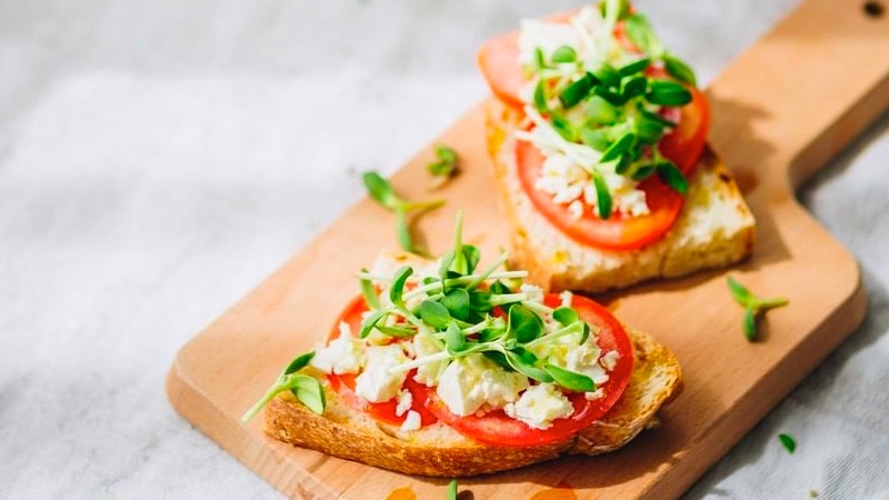 Tostas de Pão Rústico com Tomate e Manjericão