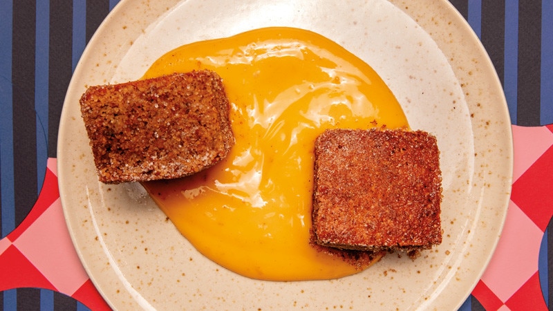 Bolo Dourado de Amêndoa Curd de Limão e Cardamomo