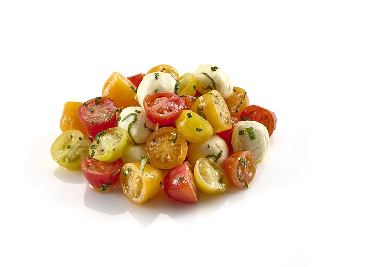 Ensalada de tomates cherri con queso mozzarella