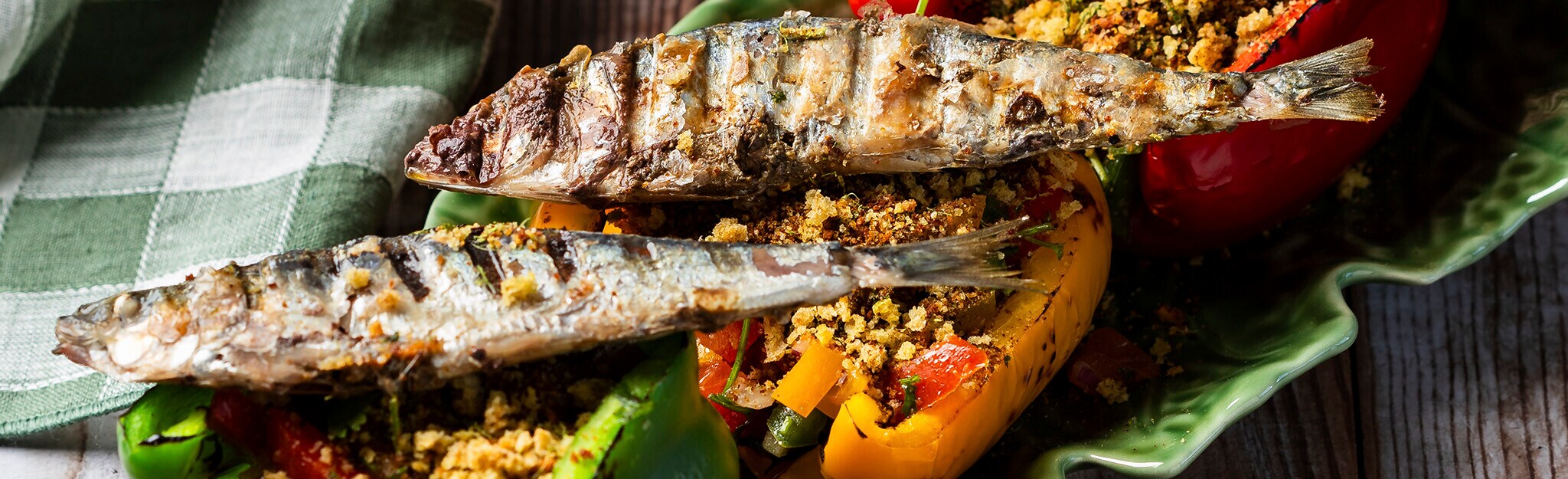 Sardinha Assada em Cama de Crumble de Broa e Pimentos