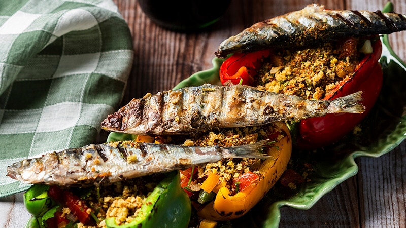 Sardinha Assada em Cama de Crumble de Broa e Pimentos