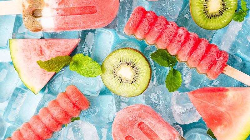 Popsicles de Melancia, Kiwi e Iogurte Grego