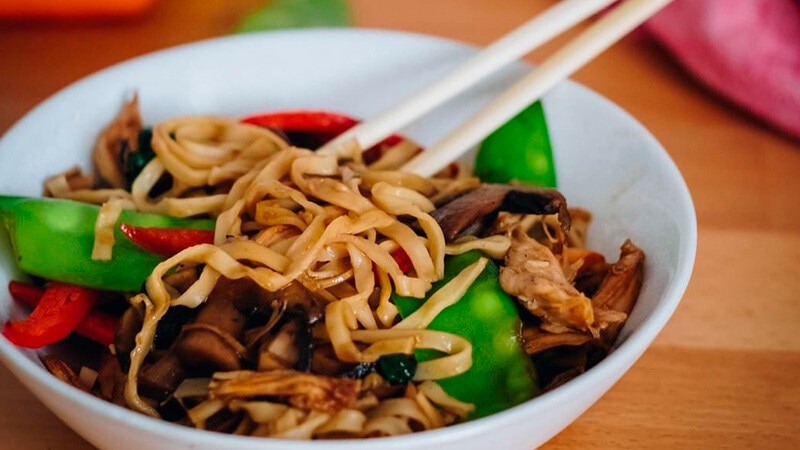 Frango com Vegetais Lo Mein
