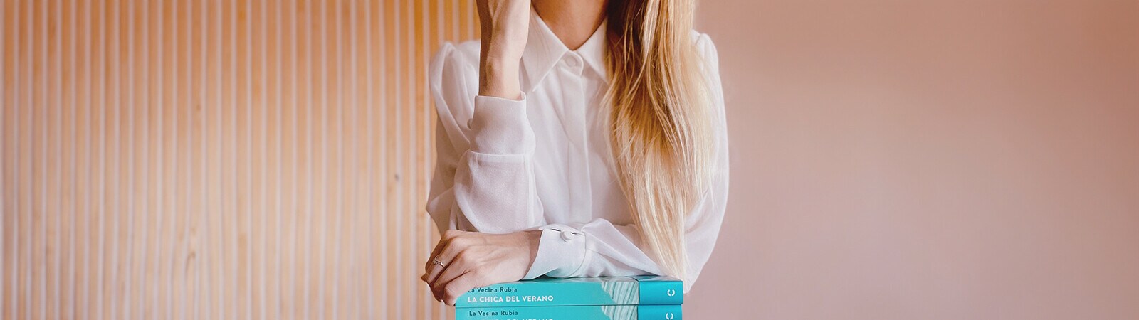 LA VECINA RUBIA