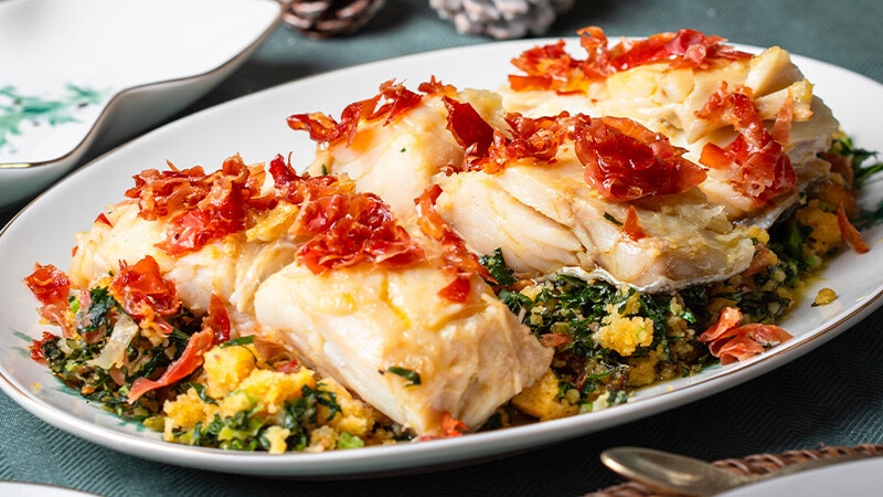 Lombos de Bacalhau Confitado em Cama de Migas com Presunto