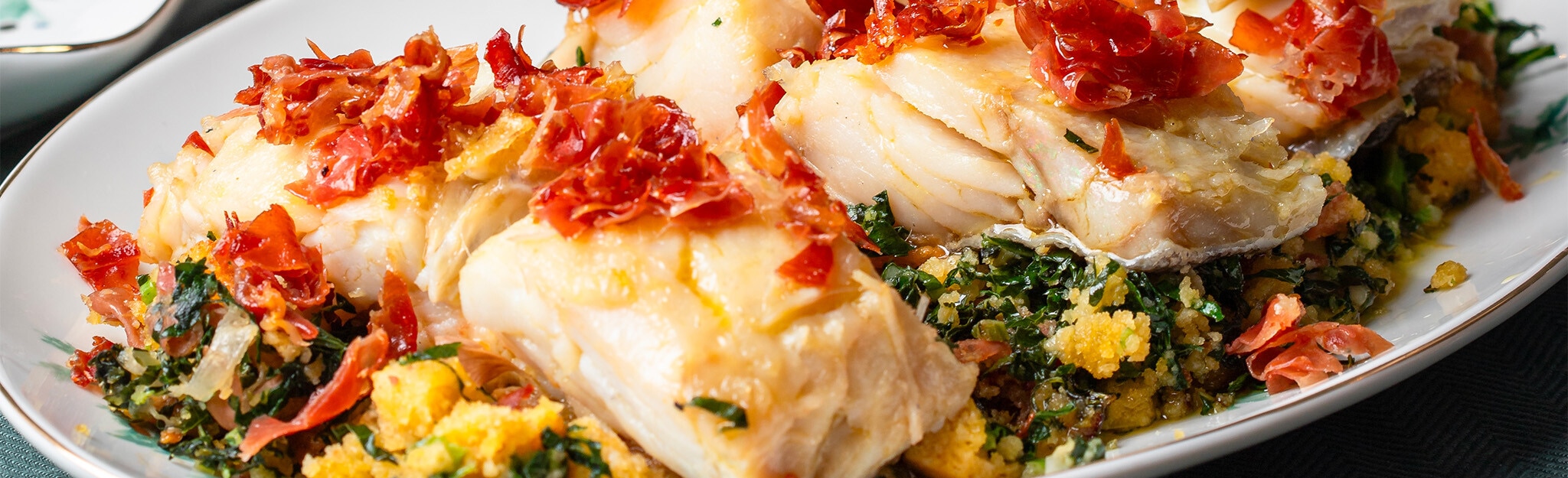Lombos de Bacalhau Confitado em Cama de Migas com Presunto