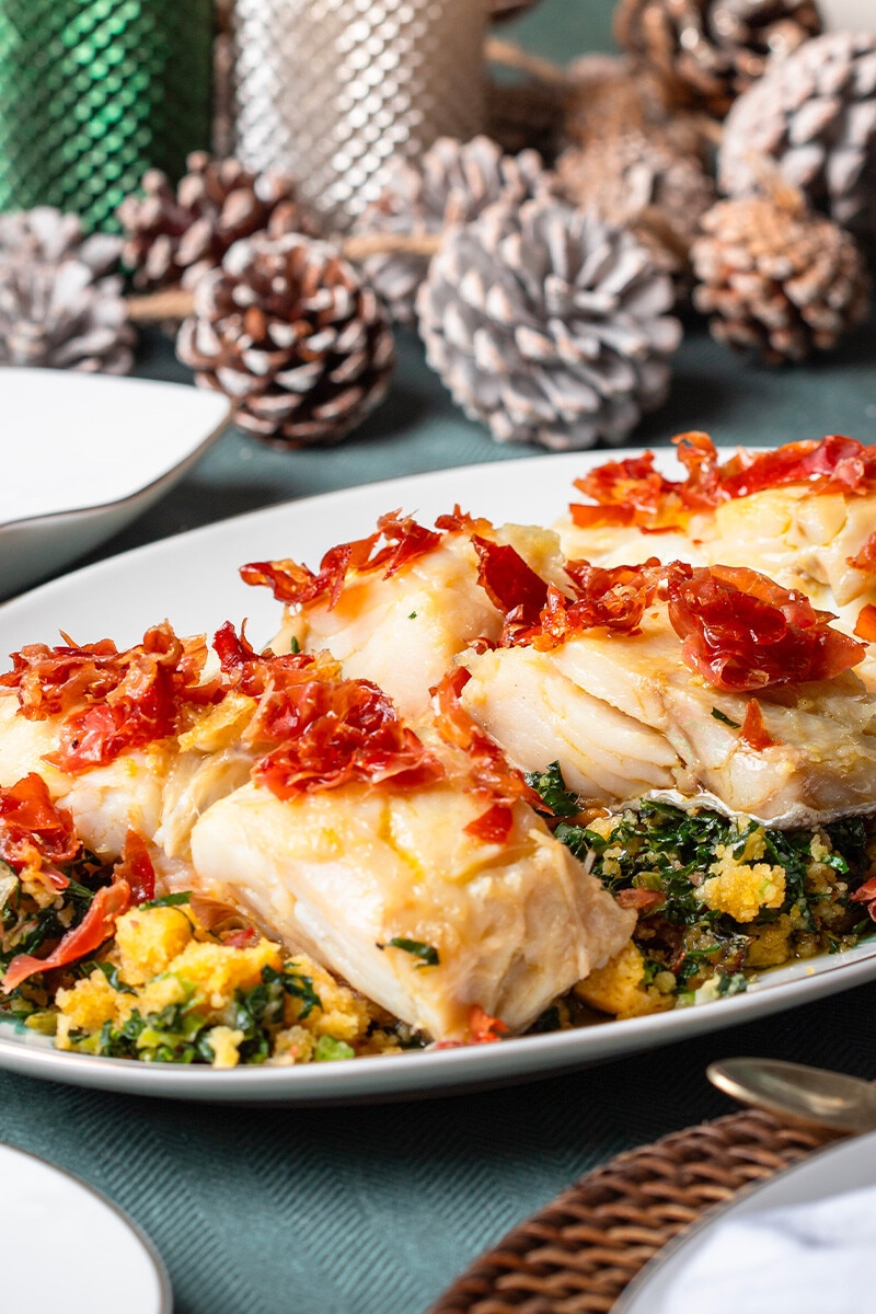 Lombos de Bacalhau Confitado em Cama de Migas com Presunto