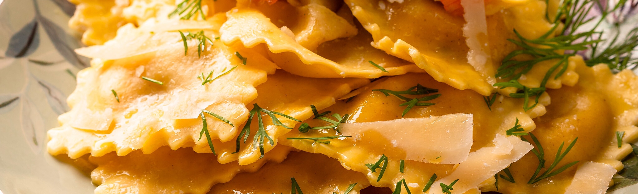 Ravioli com salmão fumado, requeijão e endro em molho rosa