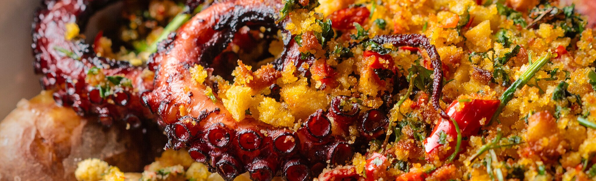 Polvo com Batata à Murro e Crosta de Broa