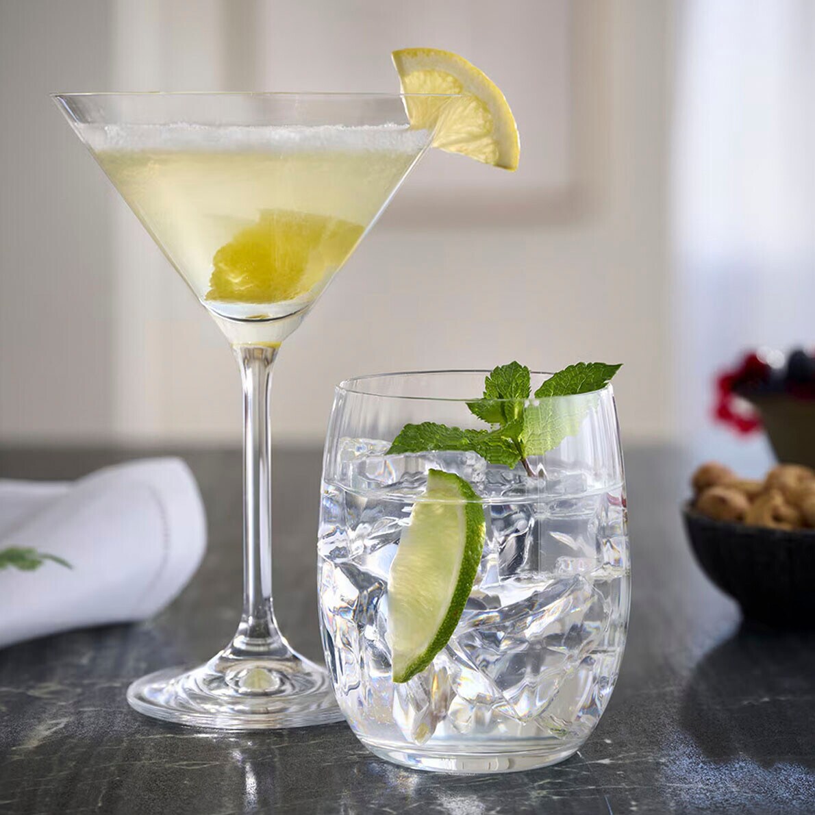 Copas de cóctel y gin tonic