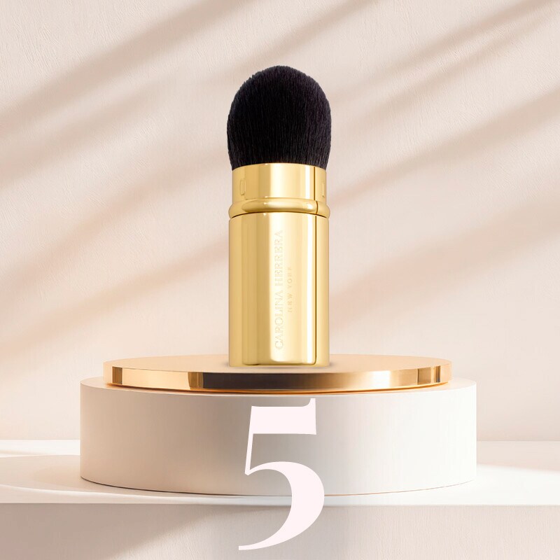 5. Pincel de Rosto para Fabulous Skin Powder, by Carolina Herrera