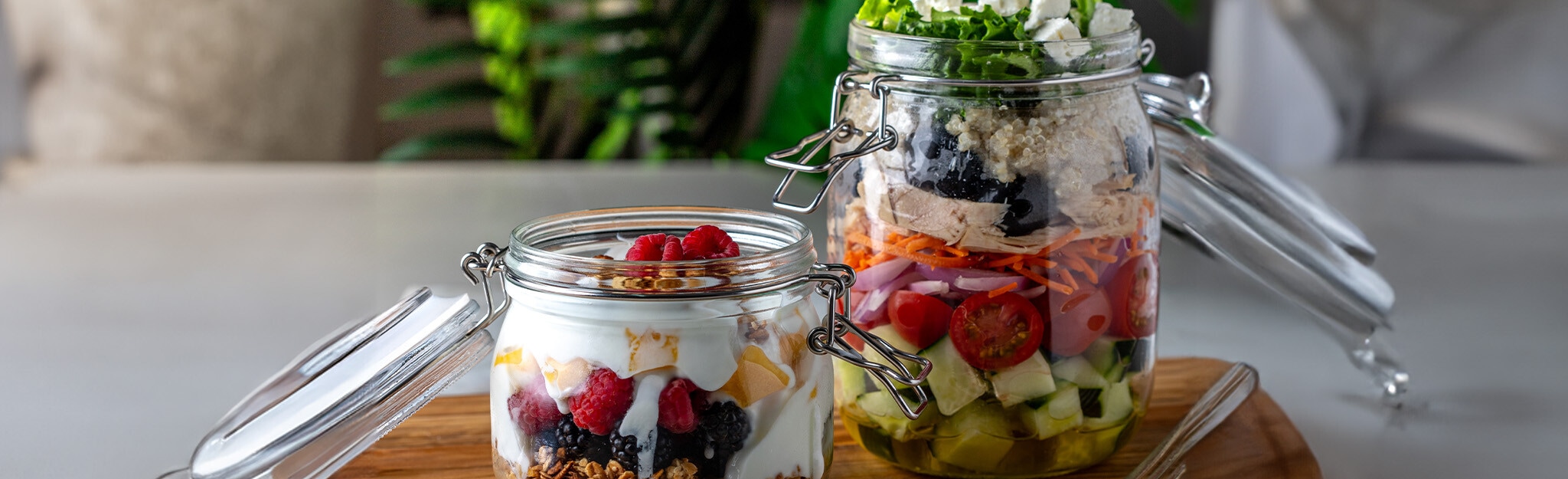 Salada Colorida em Camadas no Frasco e Parfait de Iogurte, Fruta e Granola no Frasco