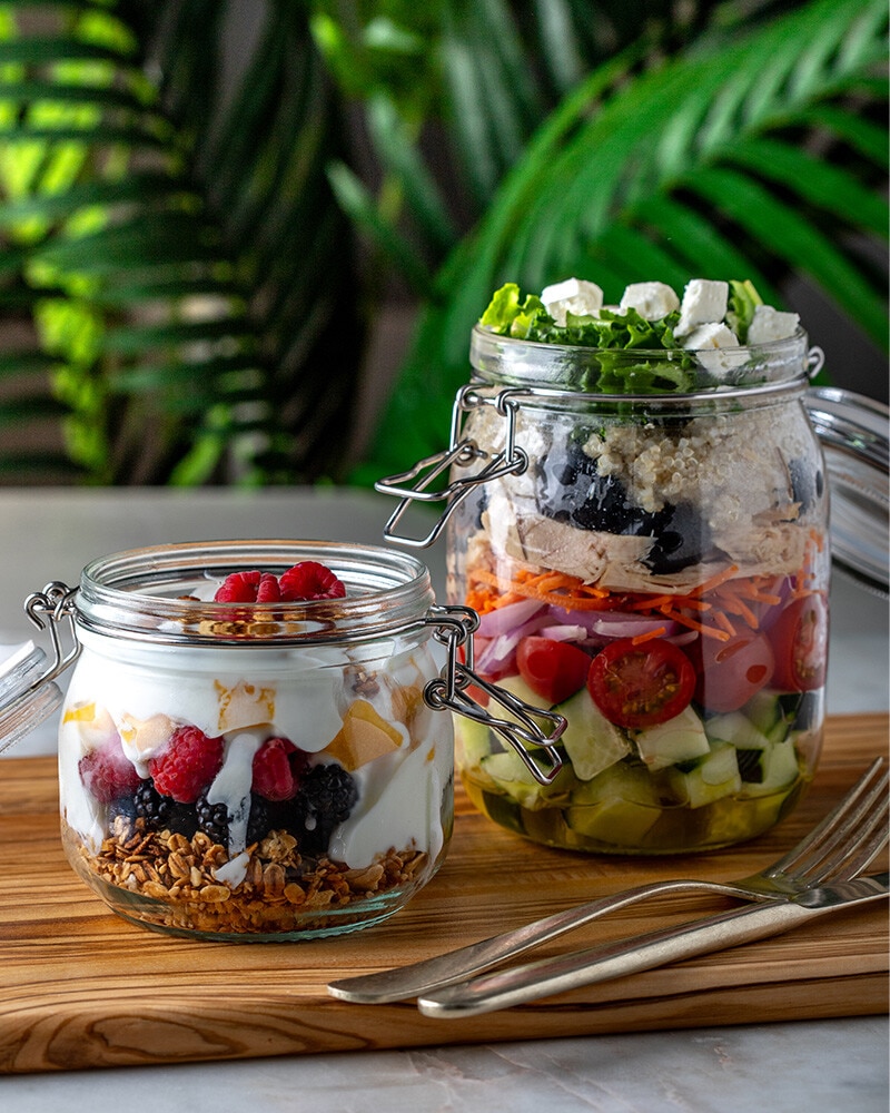 Salada Colorida em Camadas no Frasco e Parfait de Iogurte, Fruta e Granola no Frasco